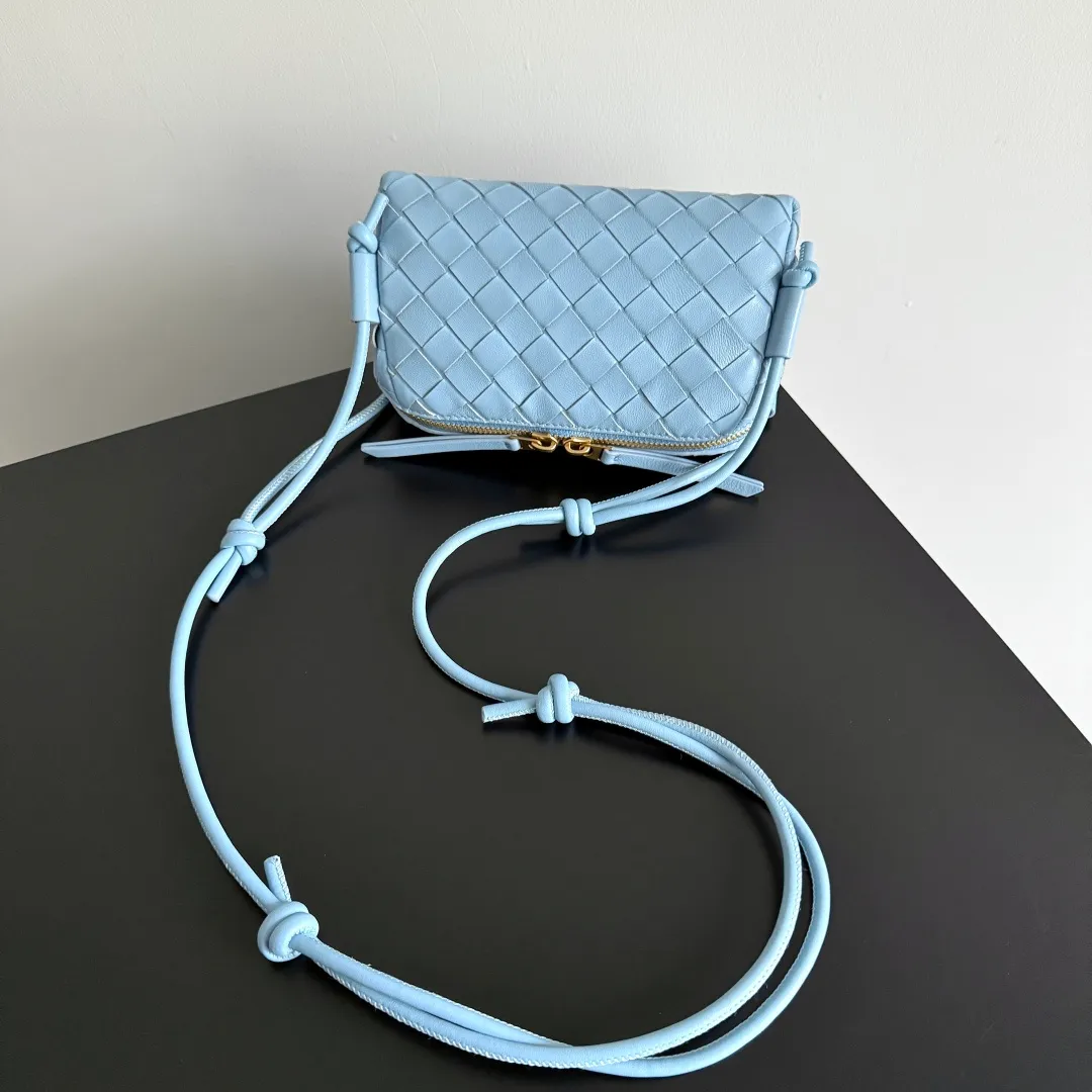 Batch 1260 BV new mini bag ceiling Bottegaveneta new Concert Pouch bag is small and has a large capacity. It can hold a Pro max mobile phone. The shoulder strap is adjustable for cross-body carry. It is very cost-effective when carried on one shoulder. The latest small bag in autumn has a lot of capacity. It can hold 4 short clips. I also tried it and it can hold one of my fists. It is cute, the capacity is touching and the length of the shoulder strap is adjustable for daily commuting. Full score 10 #bv woven bag Style number: 794258 Size: 18.5*11.5*8.5cm